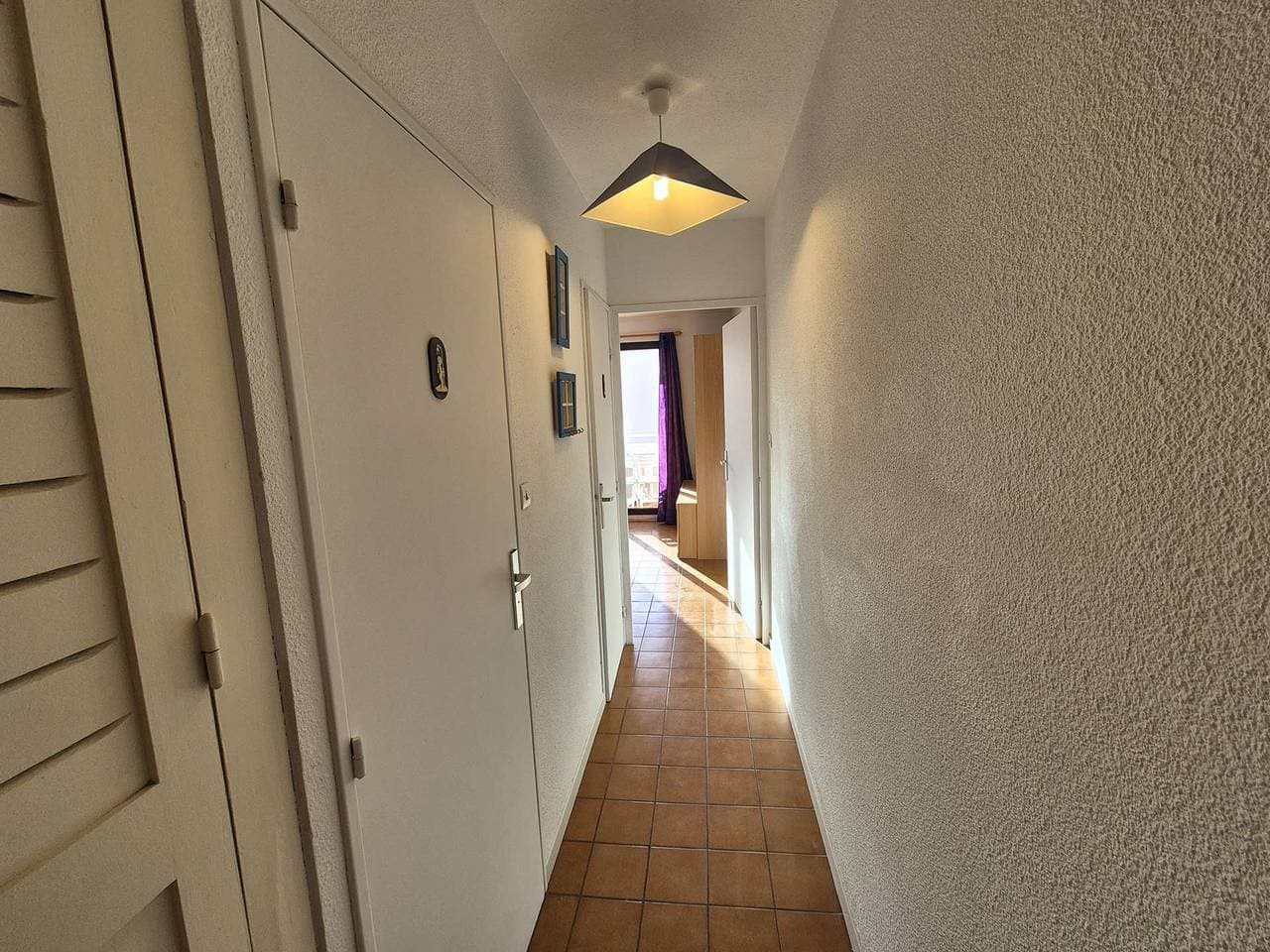 Foto 10 von 13: Apartment mit Meerblick in einem großen Anwesen mit Swimmingpool.