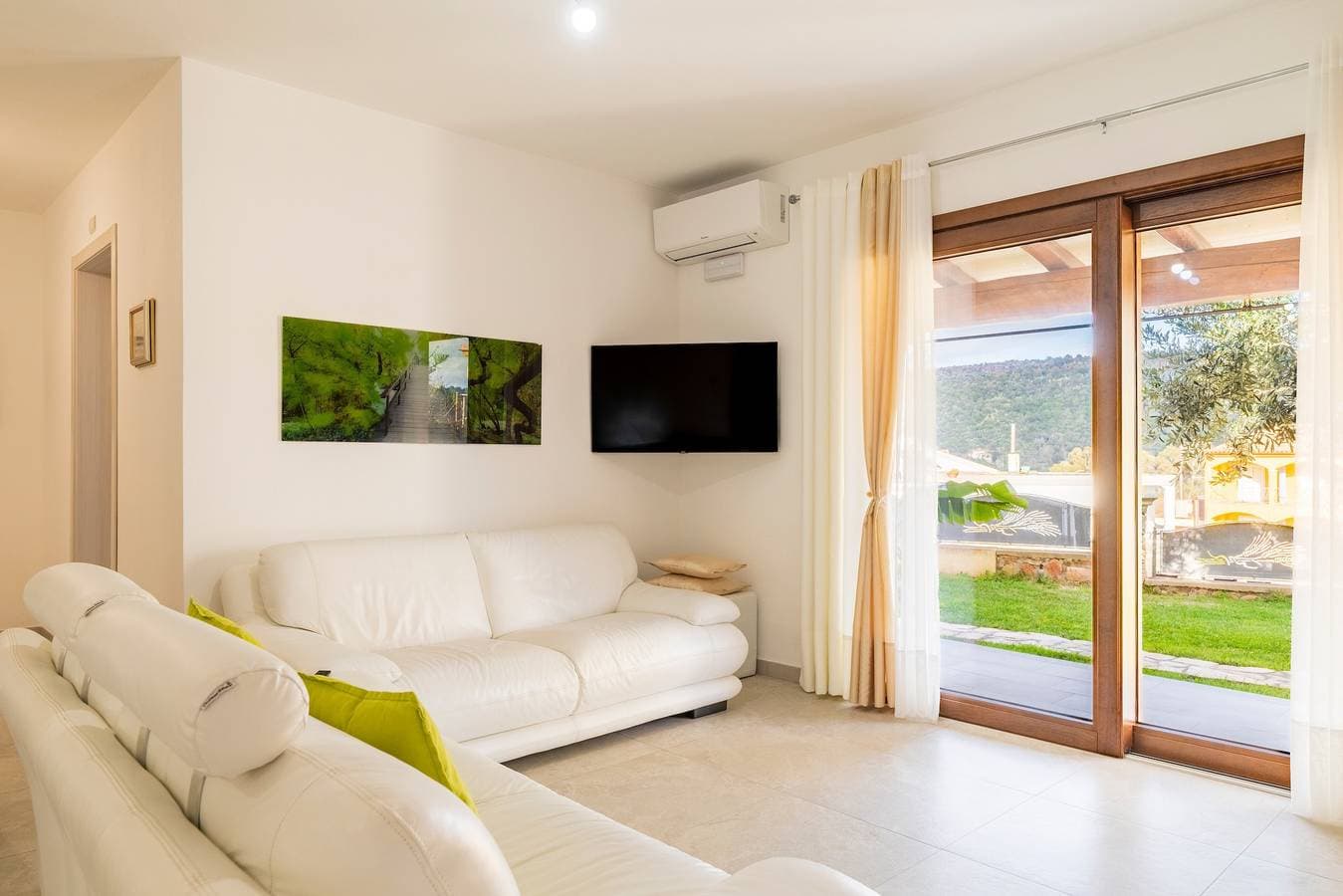 Foto 3 von 32: Ferienhaus 'Laura' mit privater Terrasse, Wi-Fi und Klimaanlage