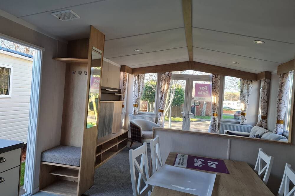 Foto 8 von 21: Delux Caravan für 6 Personen auf fantastischem Gelände mit Terrassentüren nach draußen.