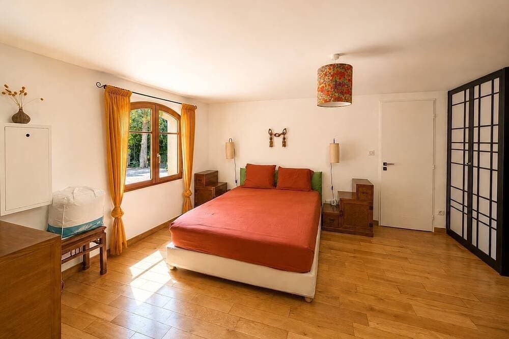 Foto 8 von 30: Villa set in wooded grounds with swimming pool, zome and tree house.
