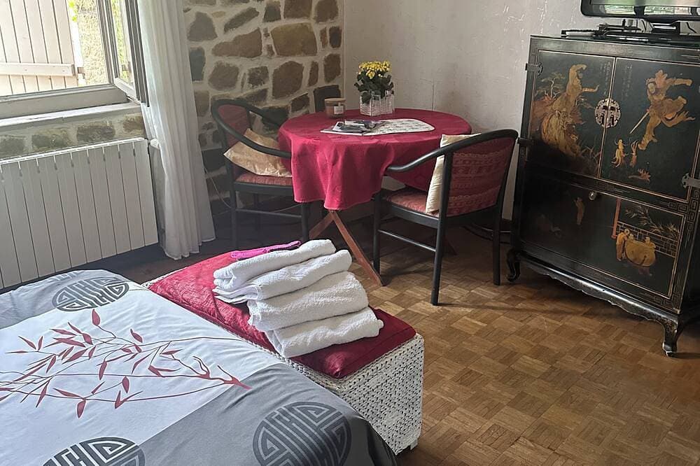 Foto 4 von 10: Maison fleuri / river vacations / a room in a big house