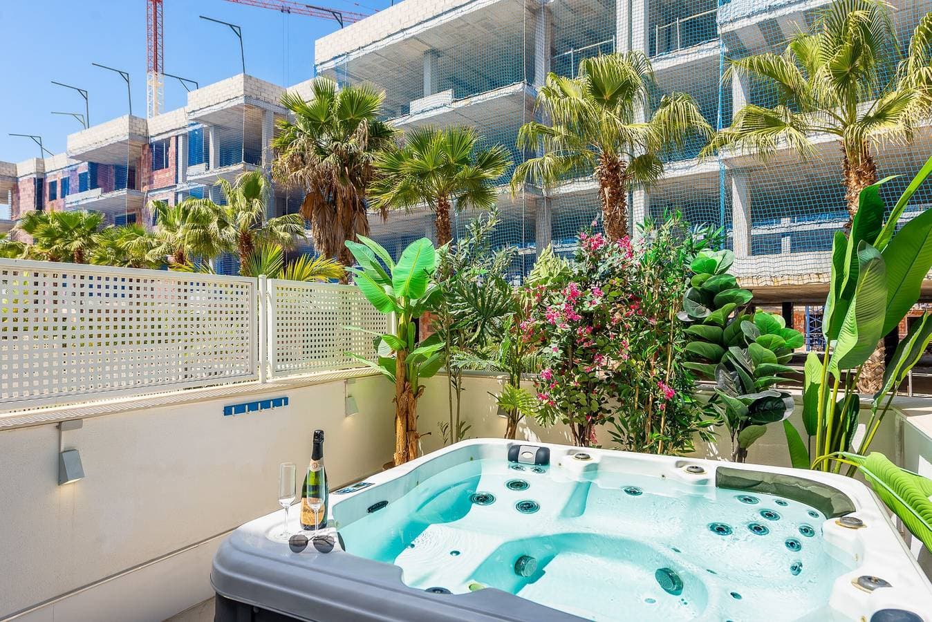 Foto 8 von 37: Ferienwohnung 'Luxuriöses Zweibettzimmer' mit privater Terrasse, WLAN und Klimaanlage