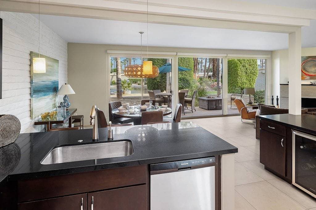 Foto 10 von 45: Mid Century Modern-Stunning Mountain Views, Quiet, Clean, Bright & Open Design.