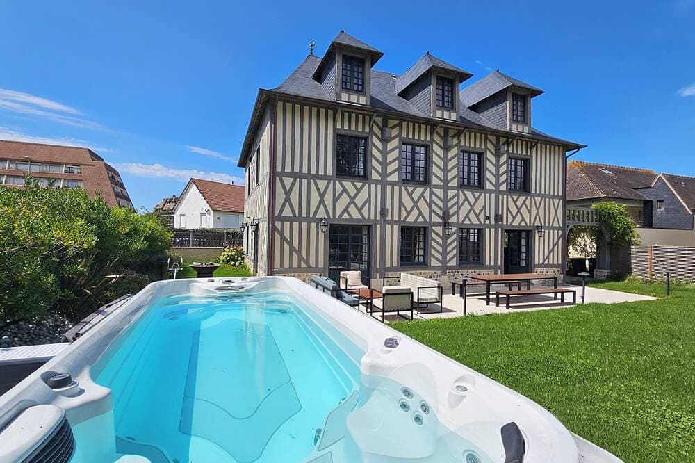 Exceptional villa, 5 bedrooms, 20m from the beach, spa. 1