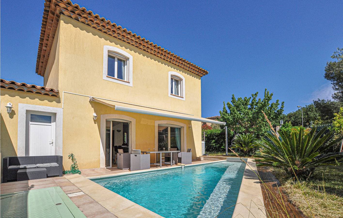 Moderne 2BR Apartment w / Pool, Parkplatz & Terrasse! 1