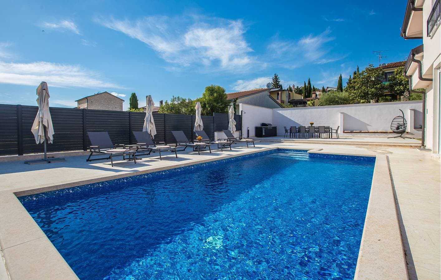 Foto 10 von 48: Reizende 1-Zimmer-Wohnung mit Pool und Terrasse, 400 m vom Stadtzentrum von Musalez entfernt