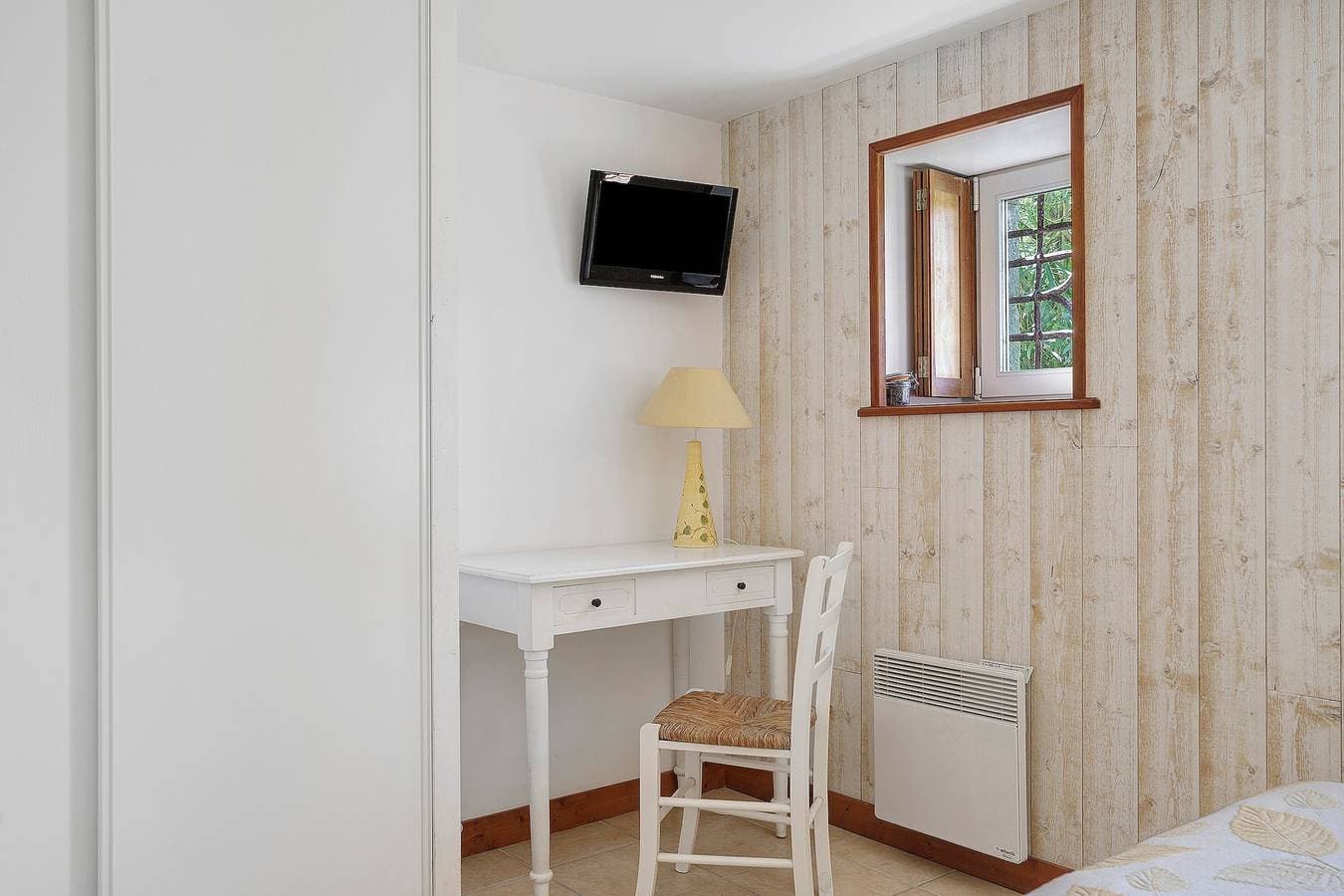 Foto 8 von 23: Gästezimmer „La Souricière - Le Puits“ mit gemeinsamer Terrasse, Garten und WLAN