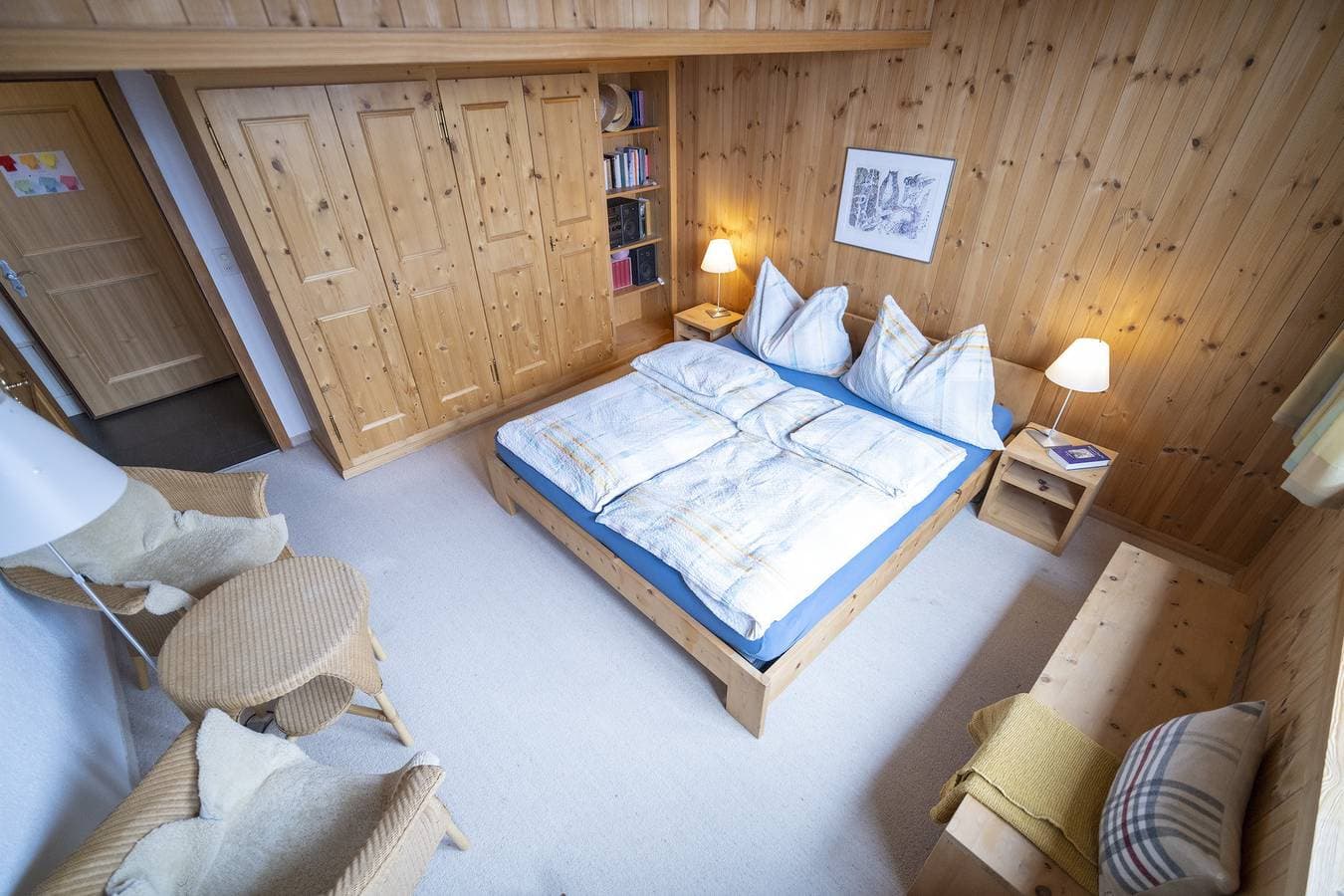 Foto 8 von 30: Chasa Rontsch Madlaina: Charmante 4.5 Zimmer-Dachwohnung mit Panorama-Aussicht mitten in Ftan