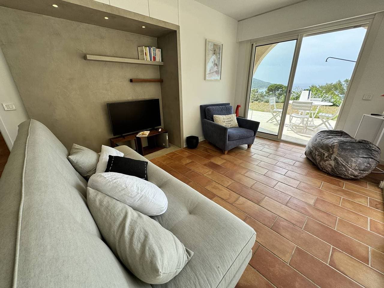 Foto 9 von 28: Renovierte Villa nahe Gigaro-Strand, Meerblick, Terrasse