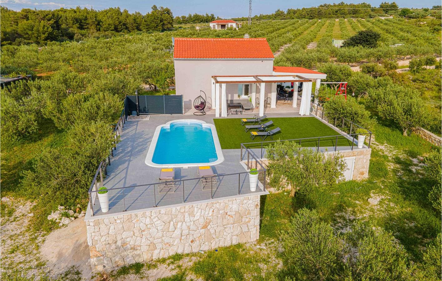 Foto 2 von 35: Nur 2 km vom Strand entfernt: Gemütliche Ferienwohnung mit Pool und moderner Ausstattung