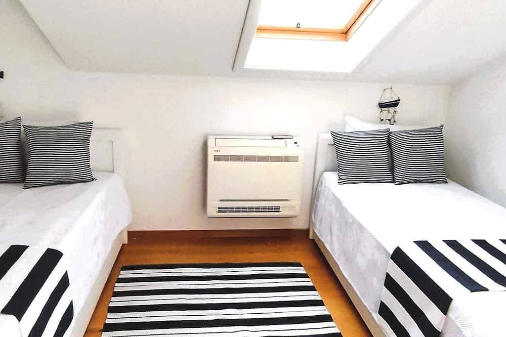 Foto 7 von 30: ❤️Bayview Tivat 2-bedroom Apartment| Seaview| Parking| Fast WIFI| 72m² Equipped