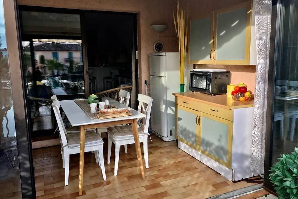 Large waterfront studio with canal views 1