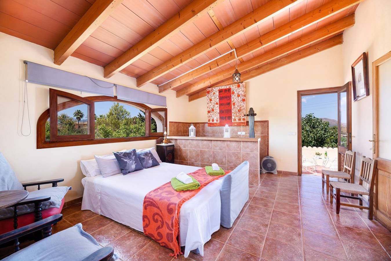 Foto 13 von 25: Haustierfreundliche Villa Cala Veritat mit Bergblick, Pool, A/C, WLAN, Garten, Terrasse und Balkon