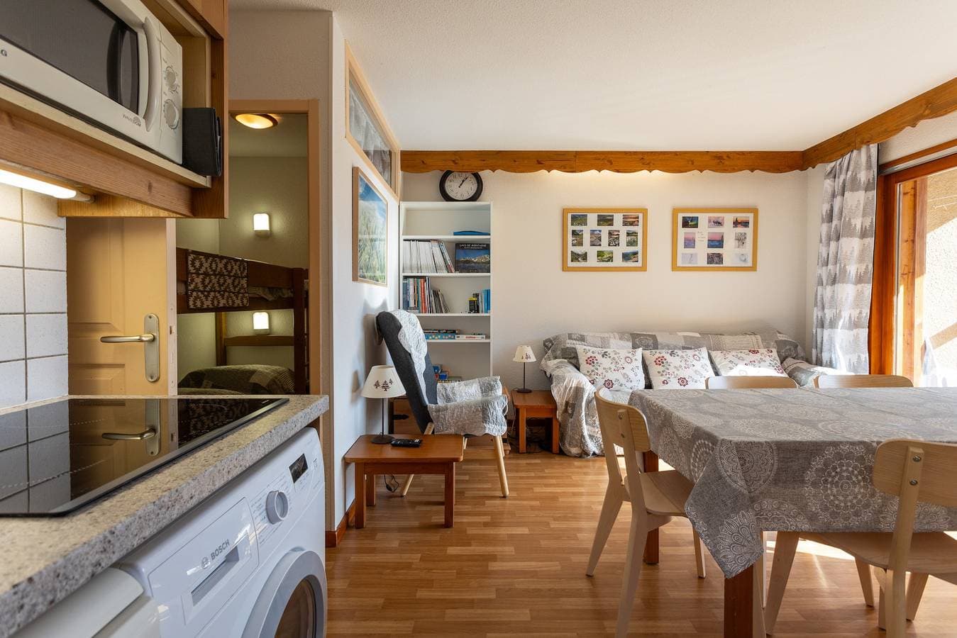 Foto 10 von 20: Appartement 'Les Granges – Panoramablick' mit Bergblick, Gemeinschaftspool und Balkon