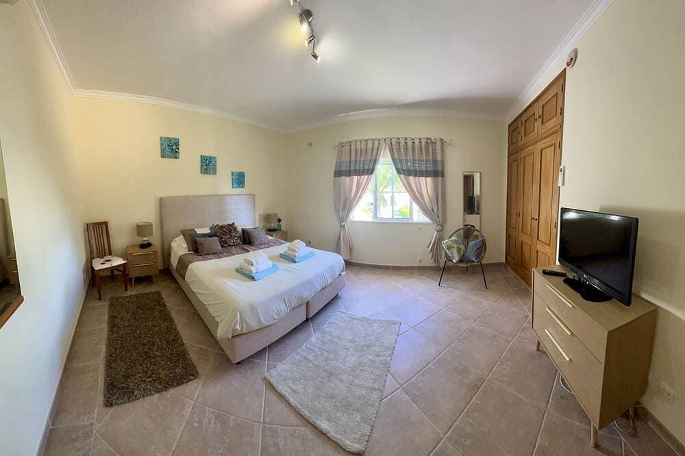 Foto 4 von 30: Luxury Villa Set In Its Own Grounds, 4 Bedroom 4 Bathroom With Heated Pool,