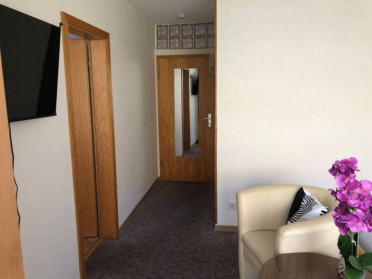 Foto 12 von 35: Zimmer 1 im 1. Og' Weinberg Anna, mit Gemeinschaftsgarten, Balkon und WLAN, sowie Gemeinschaftsküche