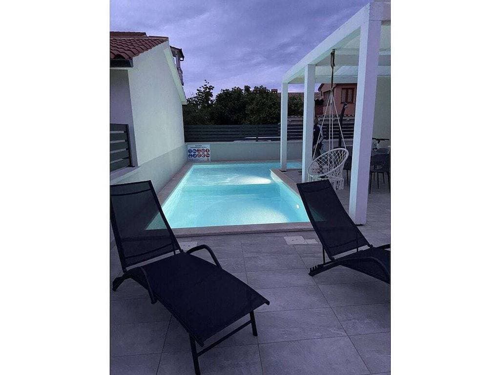 Foto 12 von 42: Ferienhaus in Peroj mit Schwimmbecken
