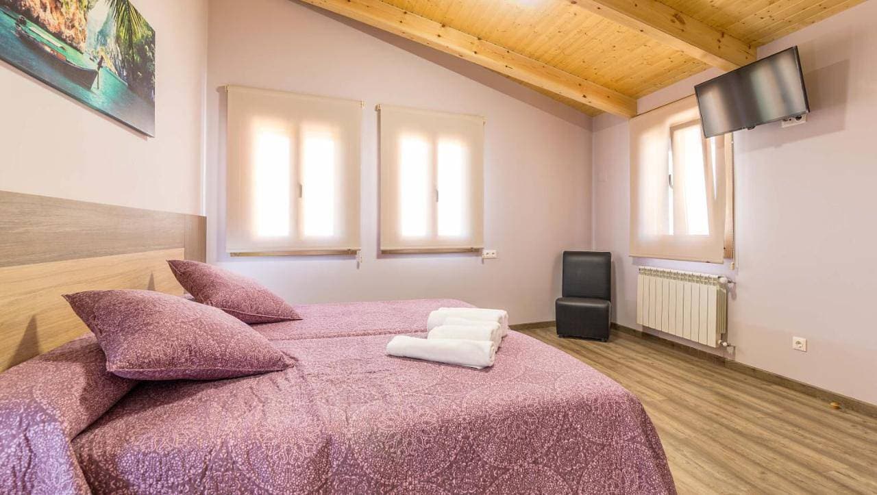 Foto 7 von 10: Twin Room with Private Bathroom