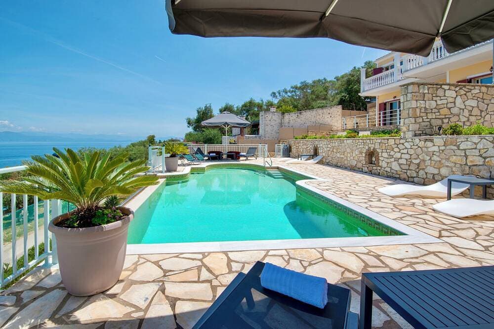Foto 13 von 30: Villa Avgerini Paxos III: Breathtaking sea views, private terrace & amazing pool