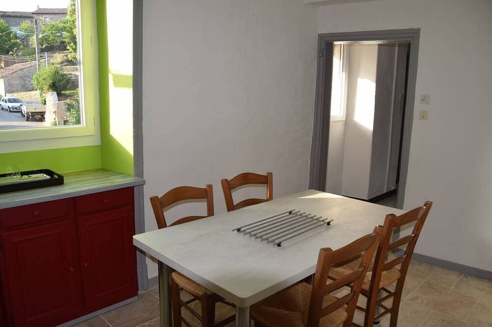 Foto 12 von 20: Large apartment 5 minutes' walk from Joyeuse, its shops and famous market.