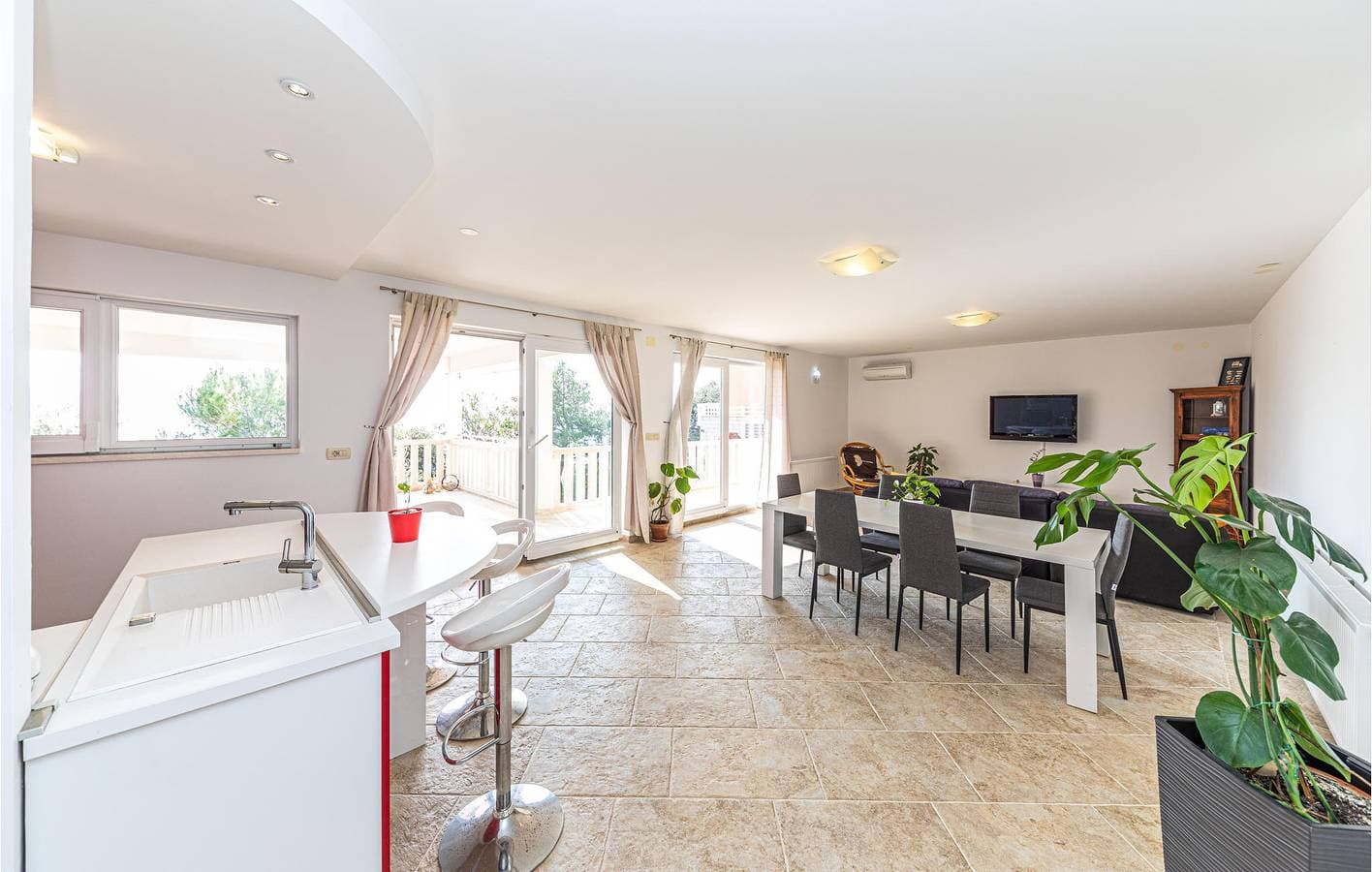 Foto 4 von 32: Gemütliche Ferienwohnung in der Nähe von Kanica mit WLAN, Terrasse und Parkplatz – 2 km bis zur Küste