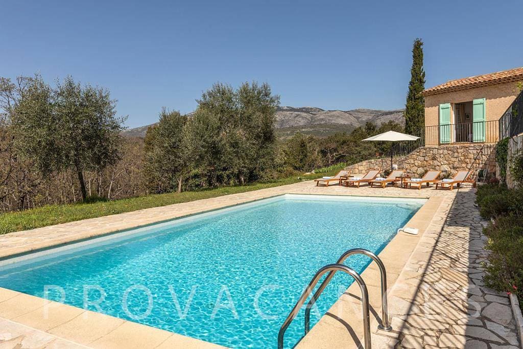 Foto 10 von 49: Ferienhaus mit großem Pool und schöner Aussicht auf Mons