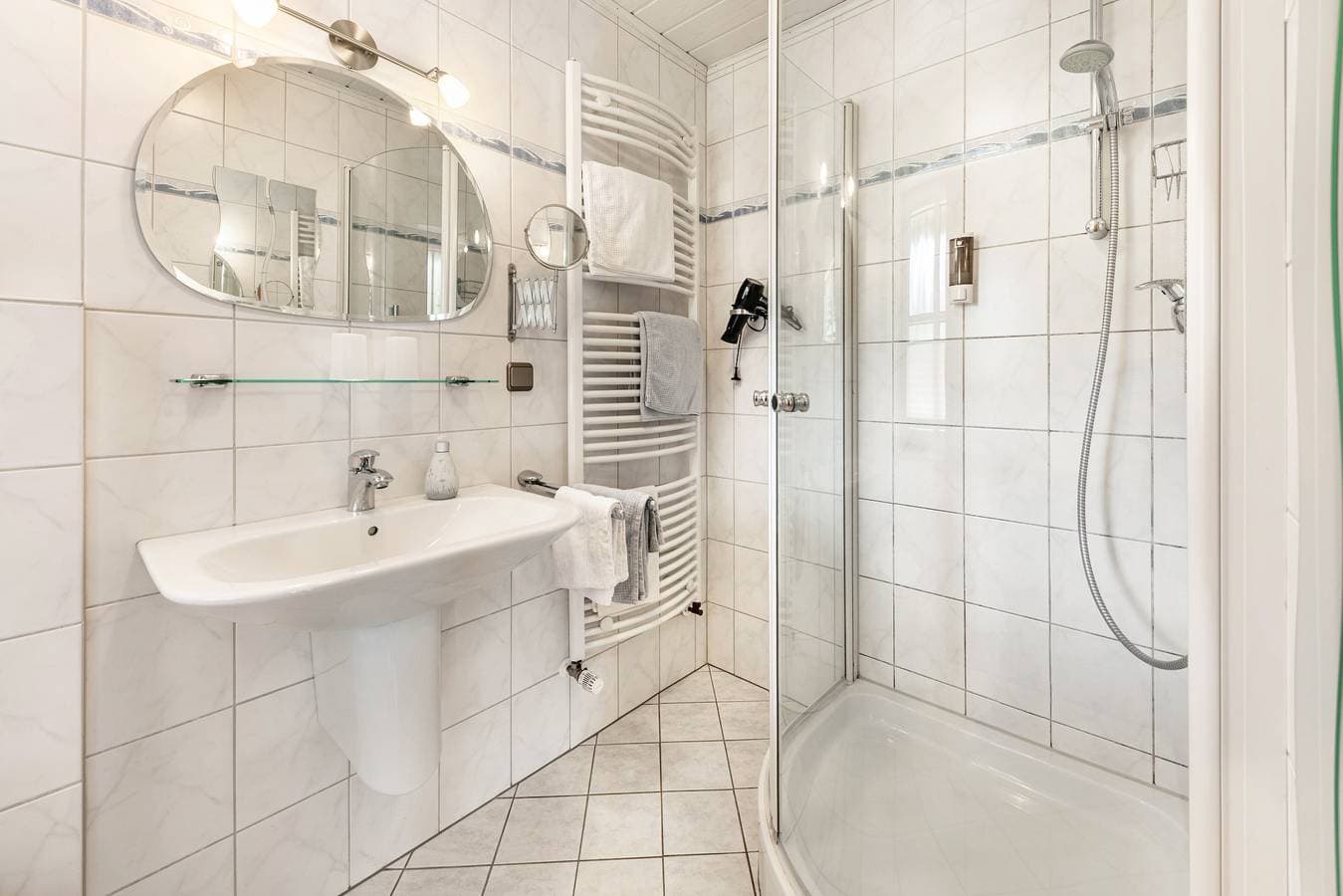 Foto 11 von 27: Lauras Landhauspension - Familienzimmer (Doppelzimmer mit anliegendem Kinderzimmer)