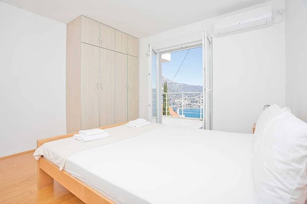 Foto 3 von 30: Spacious luxury villa with heated private pool & spectacular views of Boka bay