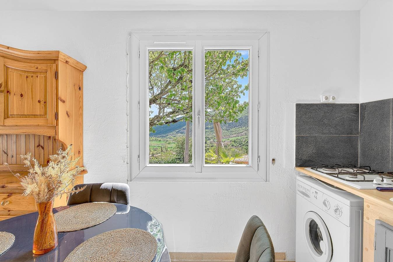 Foto 5 von 26: Ferienhaus 'Les Iris' mit Bergblick, privater Terrasse und WLAN