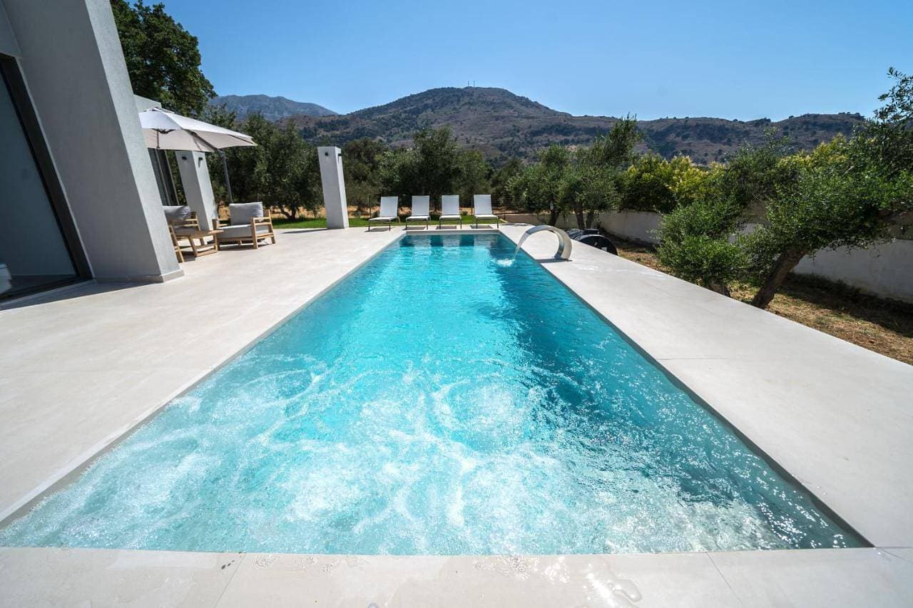 Luxury Villa Vivian Heated Private Swimming Pool & Jacuzzi near the beach of Georgioupoli 1