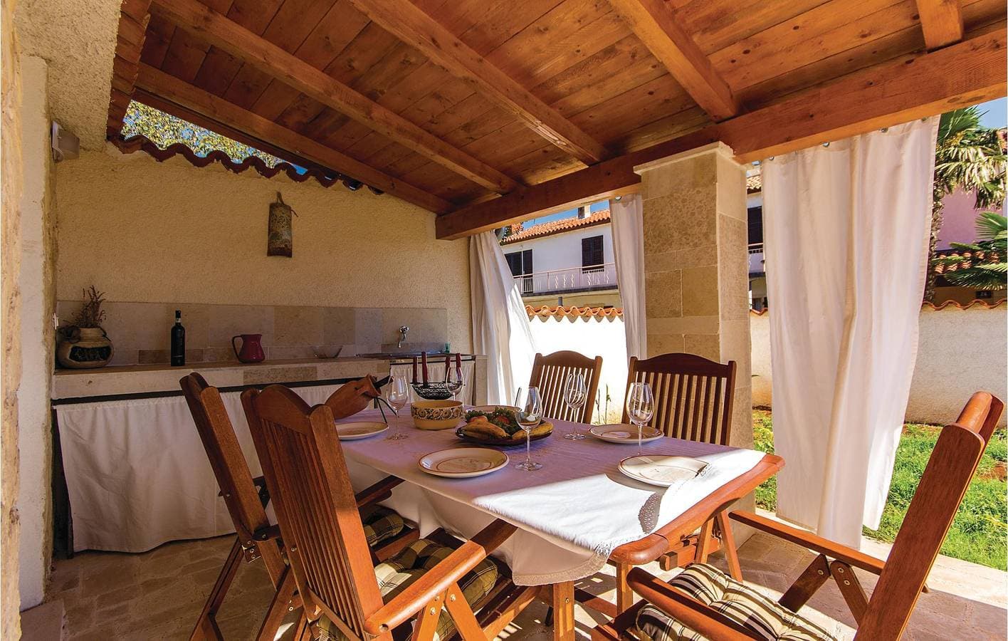 Foto 3 von 22: Charmantes Apartment mit Pool, WLAN und Terrasse – 2,5 km vom Stadtzentrum entfernt