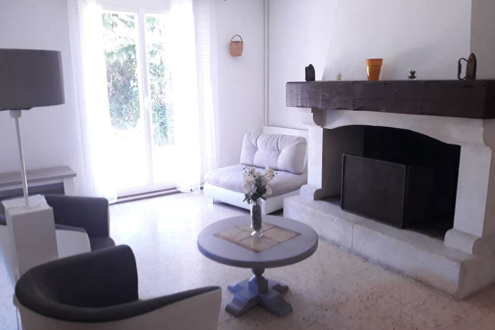 Foto 9 von 20: Large house in Provence village of Entressen with enclosed garden planted with trees, quiet location