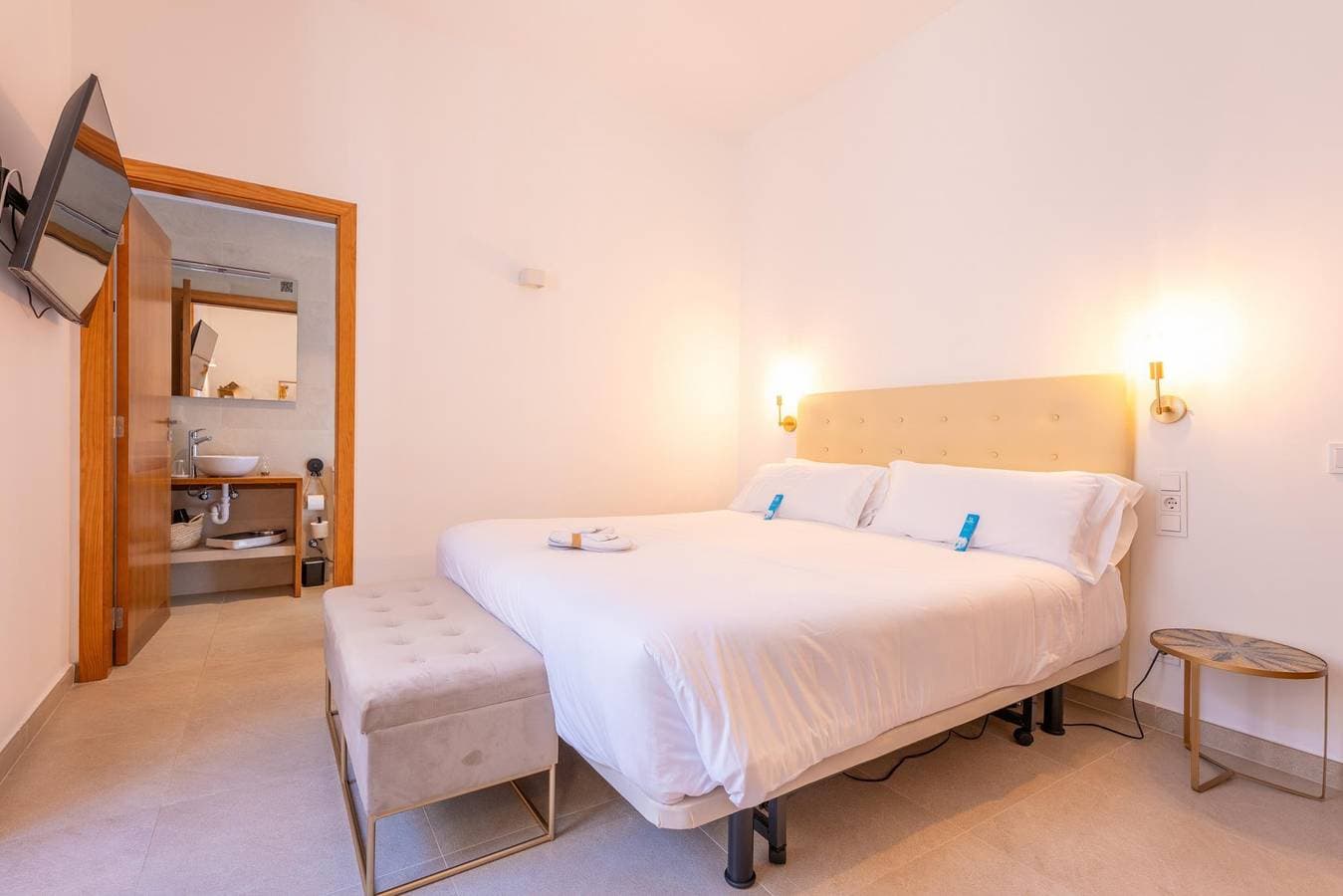 Foto 6 von 68: Cas Català - Junior Suite Vc -  Schönes Zimmer in einem Boutique-Hotel mit Blick auf die Stadt, Gemeinschaftspool und kostenlosem WLAN