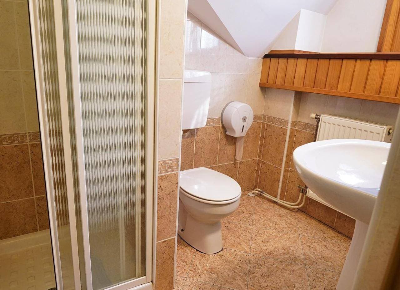 Foto 7 von 14: Basic Triple Room with Shared Bathroom