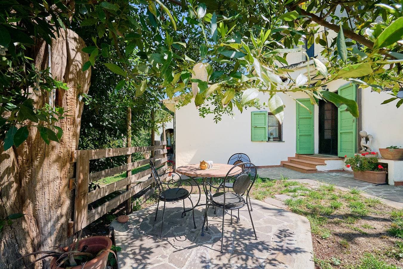 Foto 13 von 35: Zimmer „Camera D’ambra“ mit privater Terrasse, Garten und WLAN