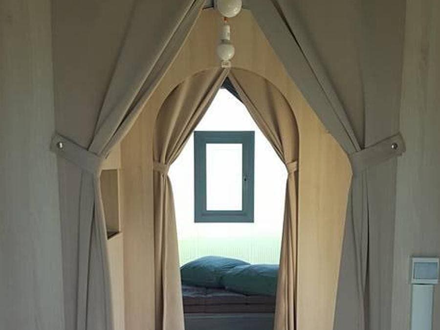 Foto 9 von 88: Camping Le Mont Joli Bois - Bungalowzelt 4 personen - Coco Sweet, ohne sanitäre Einrichtungen