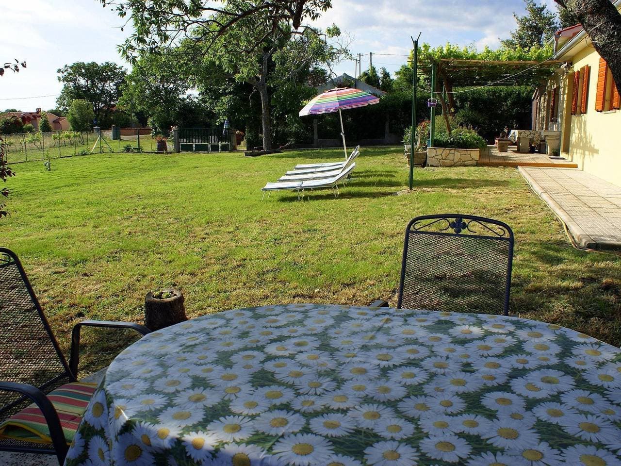 Foto 11 von 24: Charmantes Ferienhaus in Bartići mit Terrasse
