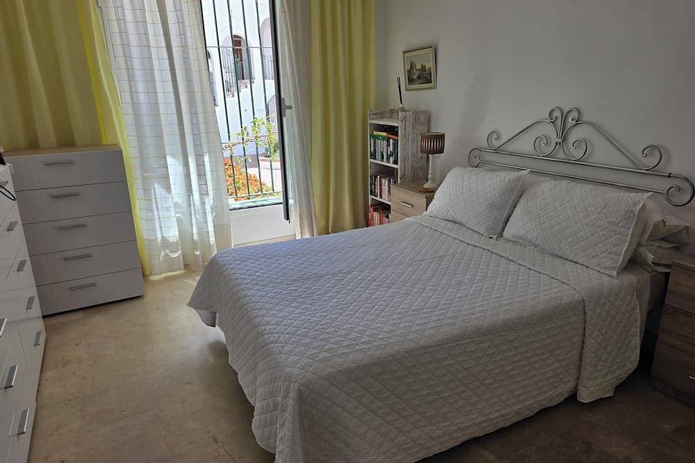 Foto 3 von 27: A lovely spacious 2-bed apartment  on beautiful El Presidente Urbanisation,