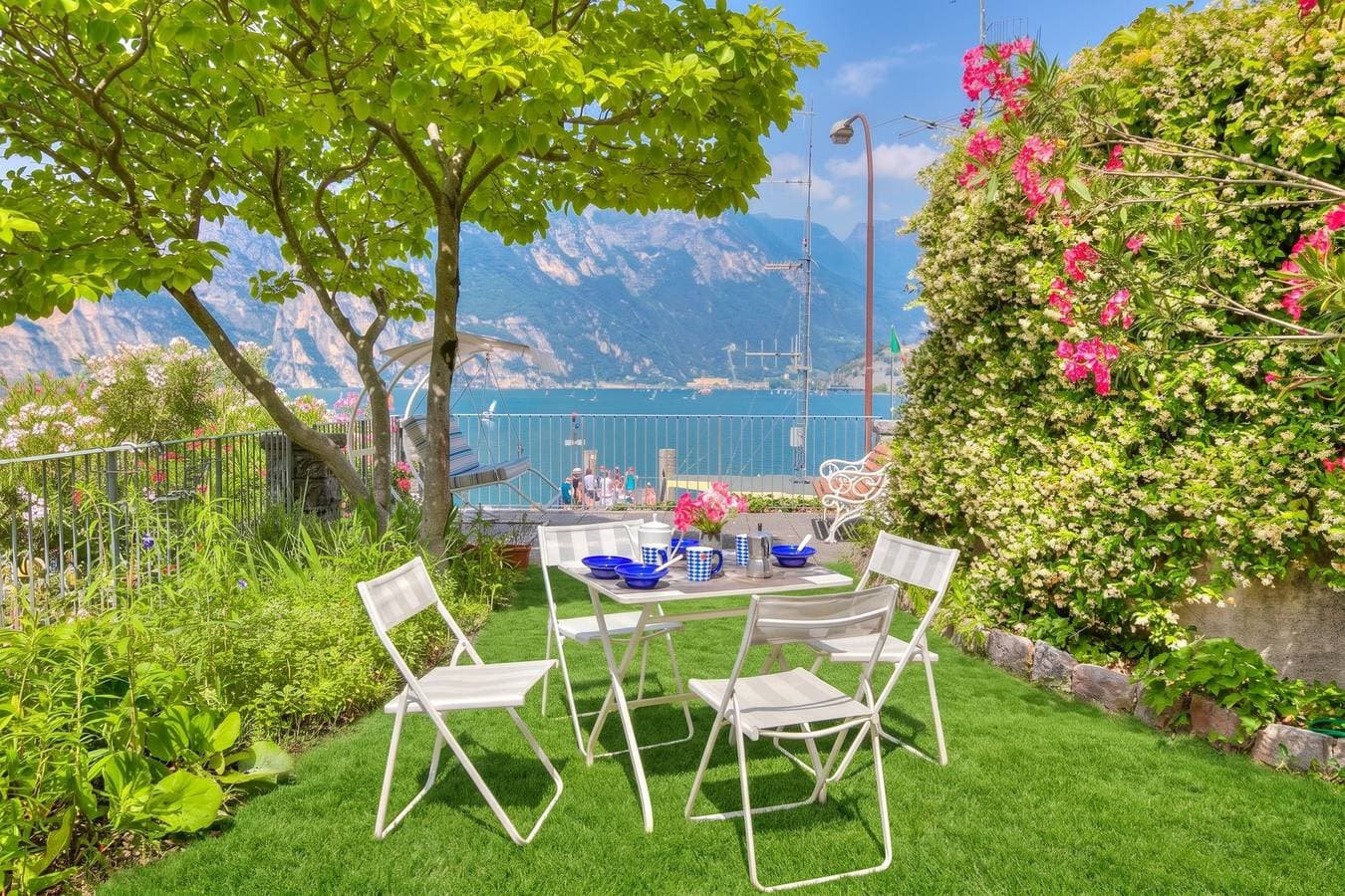 Foto 4 von 39: Villa Il Paradiso Di Gabri: Lake-View Villa with Garden