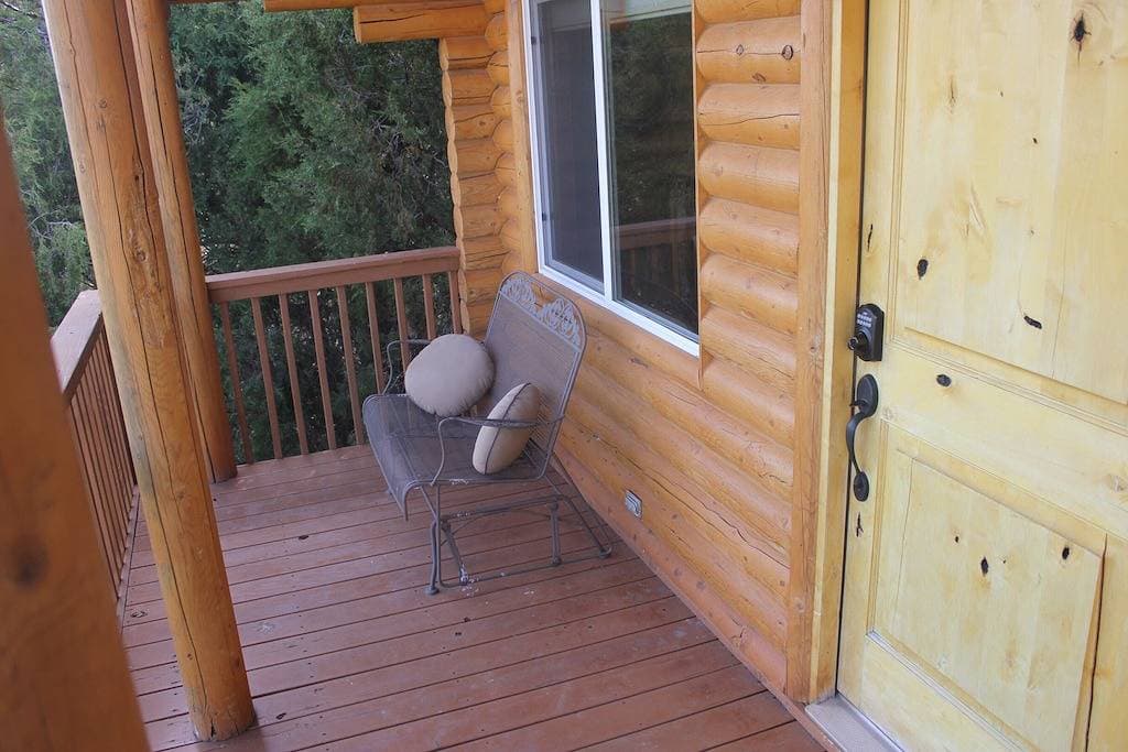 Foto 2 von 26: Blockhaus auf 280 Acre Sevier River Ranch - 1 Kingsize-Bett