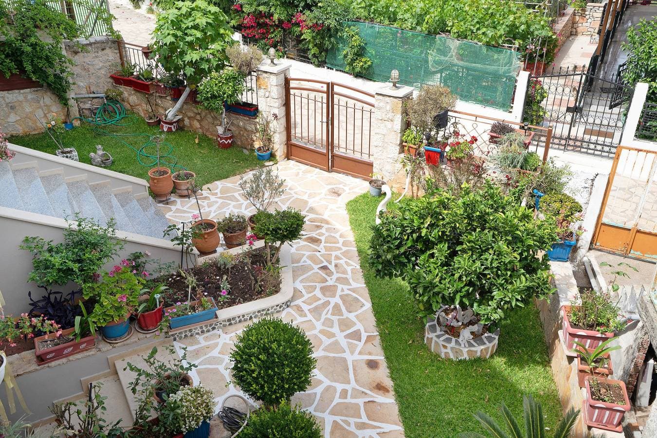 Foto 3 von 23: "Lakis Apartment" mit Meerblick, Garten, Terrasse und WLAN