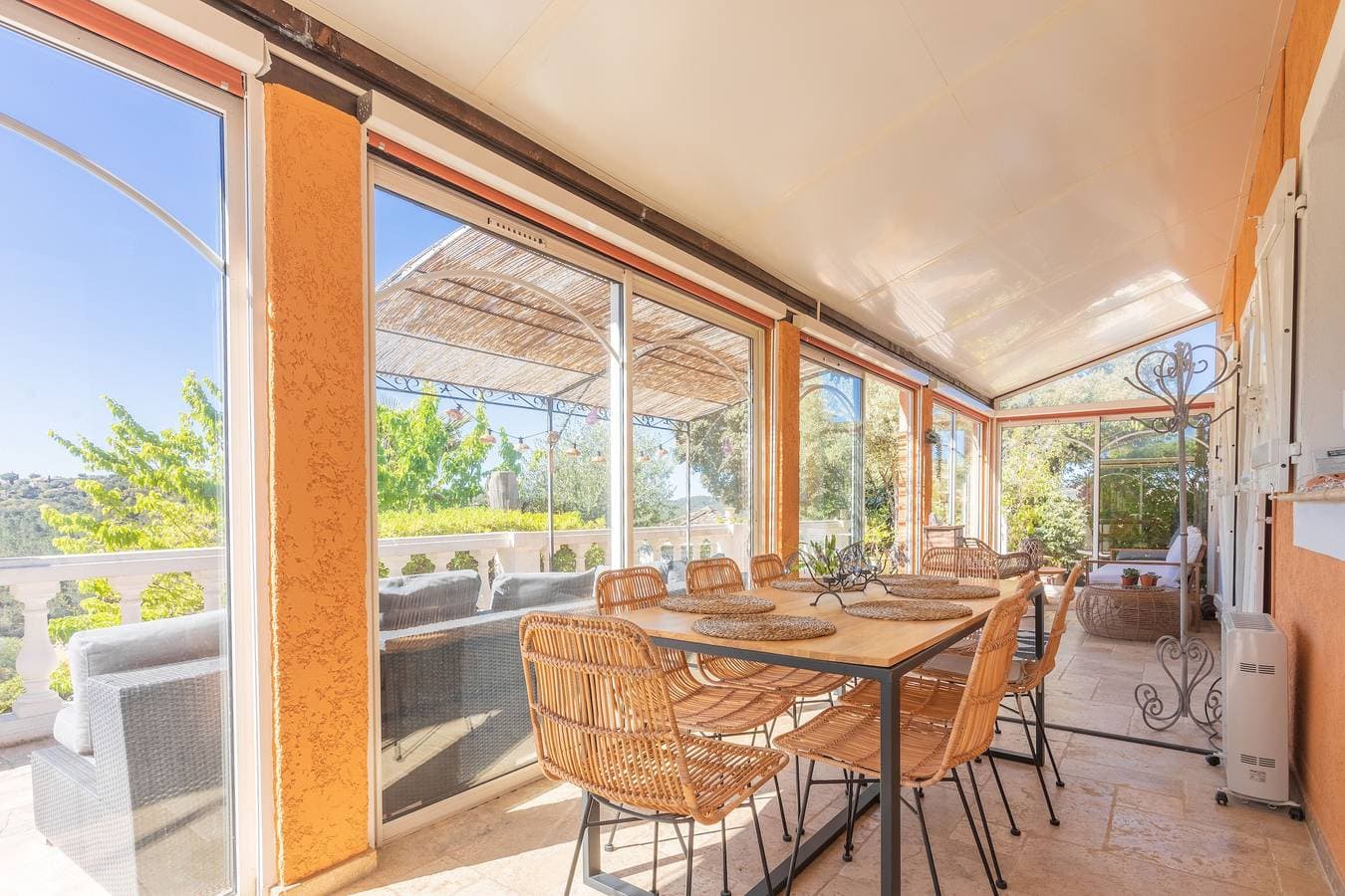 Foto 6 von 36: Ferienhaus „Mon Petit Coin De Paradis“ mit Seeblick, privatem Pool und WLAN