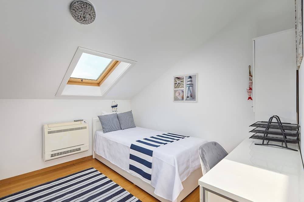 Foto 4 von 30: ❤️Bayview Tivat 2-bedroom Apartment| Seaview| Parking| Fast WIFI| 72m² Equipped