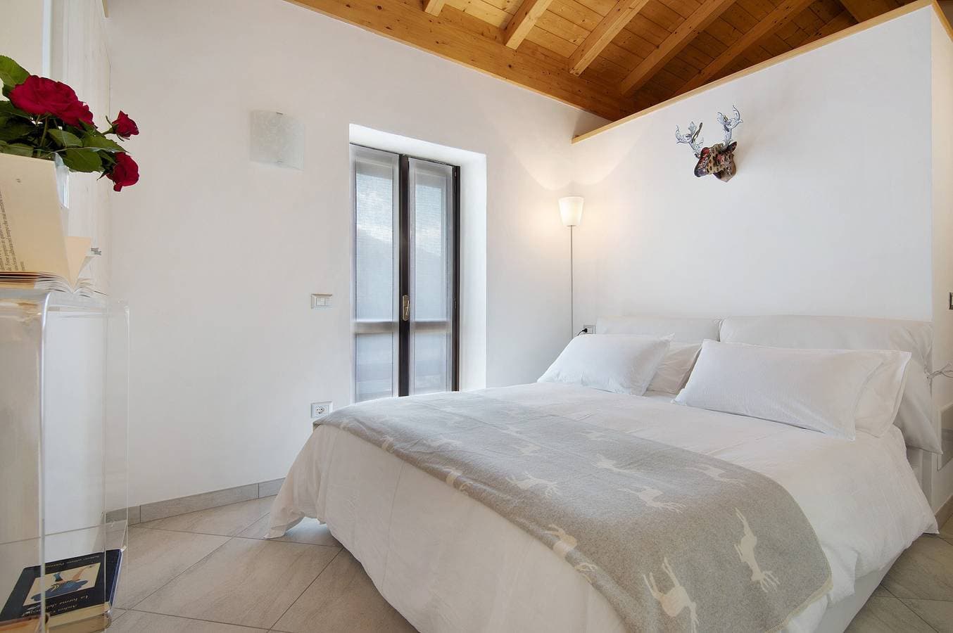 Foto 5 von 32: Chalet Rustico Borgo Vico: Seeblick, Terrasse, Parkplatz – Radfahrer willkommen!