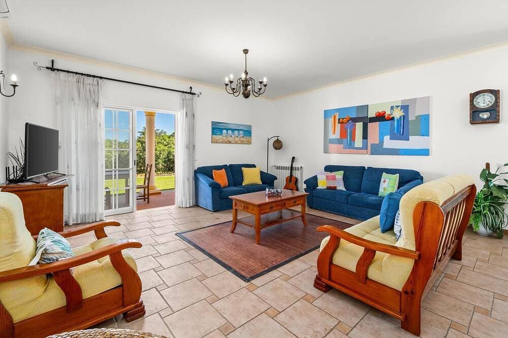 Foto 13 von 30: Charming Villa with Pool & Garden in Vale da Lama