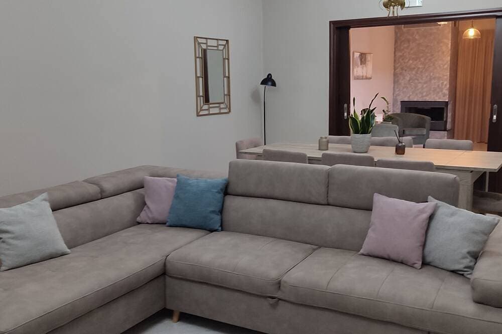 Foto 8 von 9: Elegant Accommodations: Giannis Villa in Skinés offers a spacious villa.