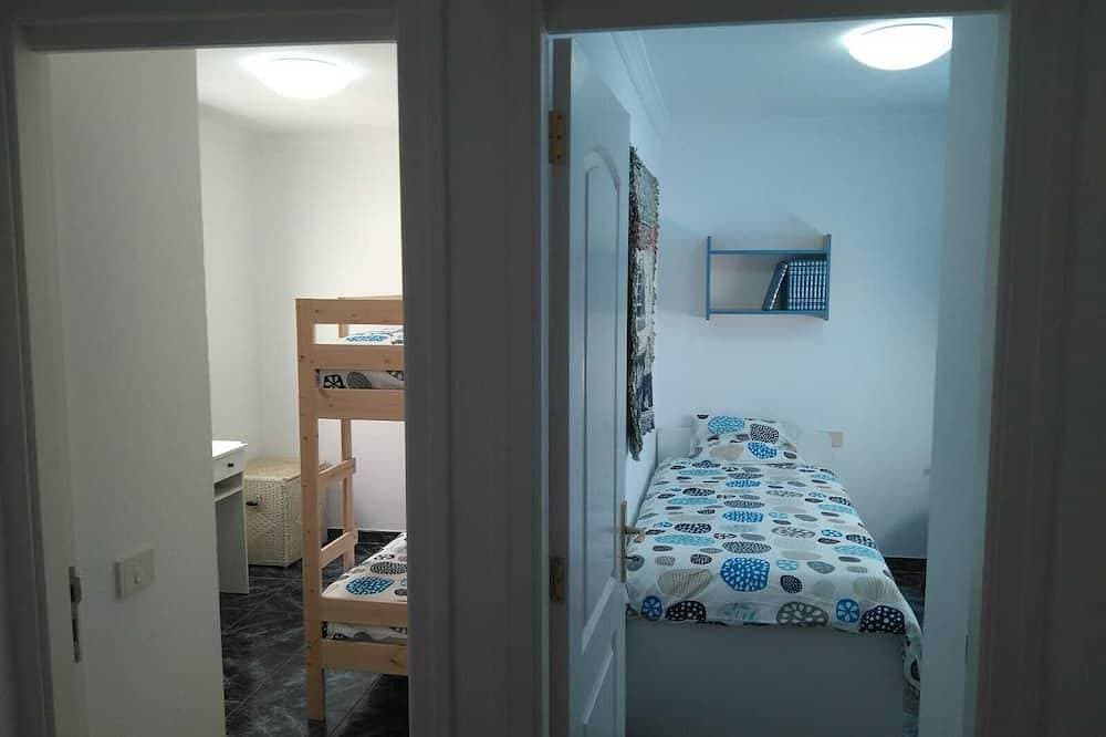 Foto 3 von 26: Geräumiges und helles Apartment mit 3 Schlafzimmern, Wohnzimmer mit Küche / Esszimmer und 1 Badezimmer.