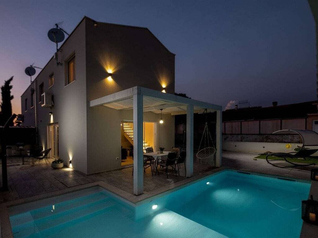 Foto 3 von 42: Ferienhaus in Peroj mit Schwimmbecken