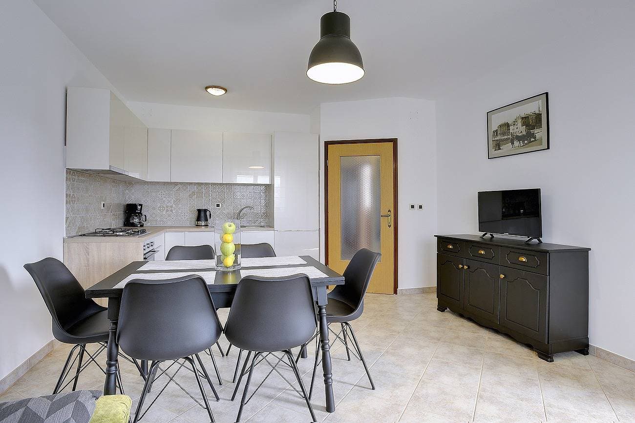 Foto 7 von 21: Neu renovierte Ferienwohnung mit Klima, WLAN, Waschmaschine, Tischfußball, Grill, Fahrräder und einem Kinderspielplatz