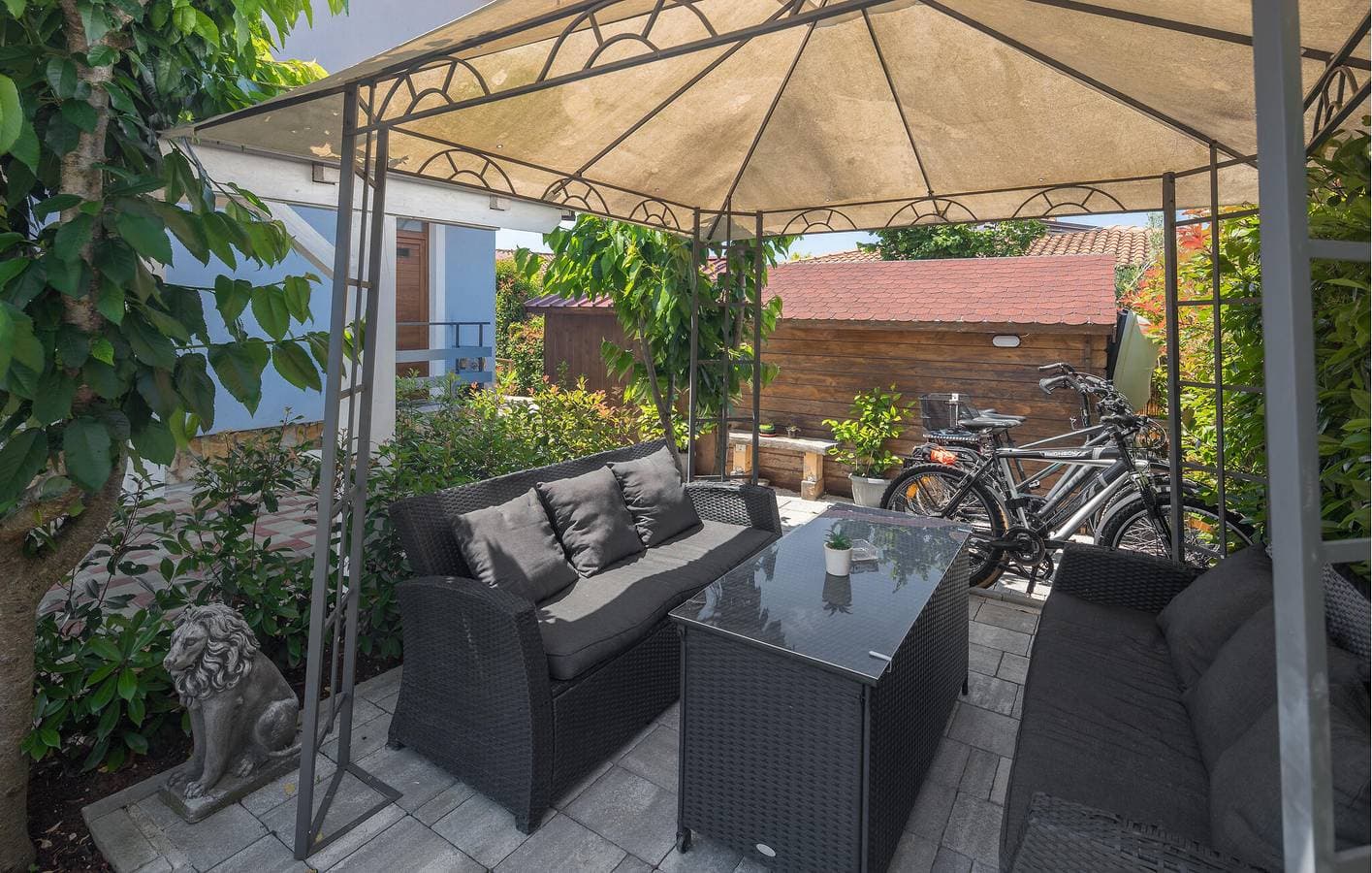 Foto 5 von 29: Modernes Apartment mit Pool und Terrasse, 2 km vom Stadtzentrum von Kadumi entfernt